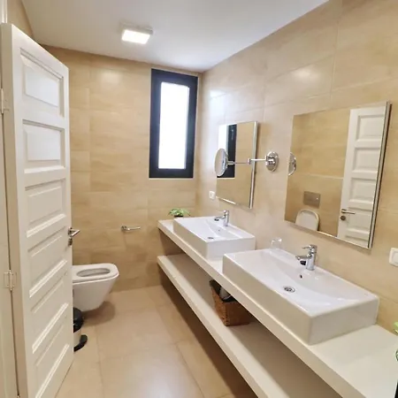 Villa 9 - 2 Bedroom - 2 Bathroom - Sleeps 7 شقة