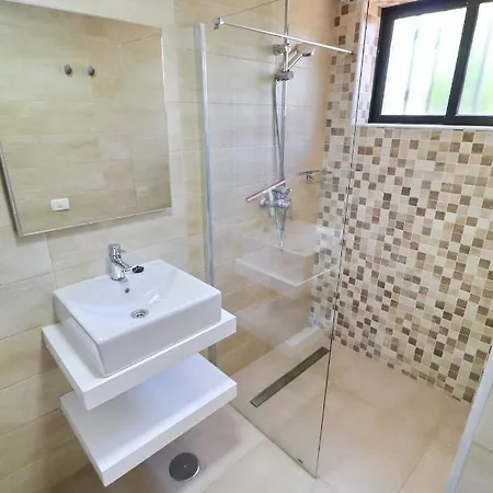 Villa 9 - 2 Bedroom - 2 Bathroom - Sleeps 7 شقة *